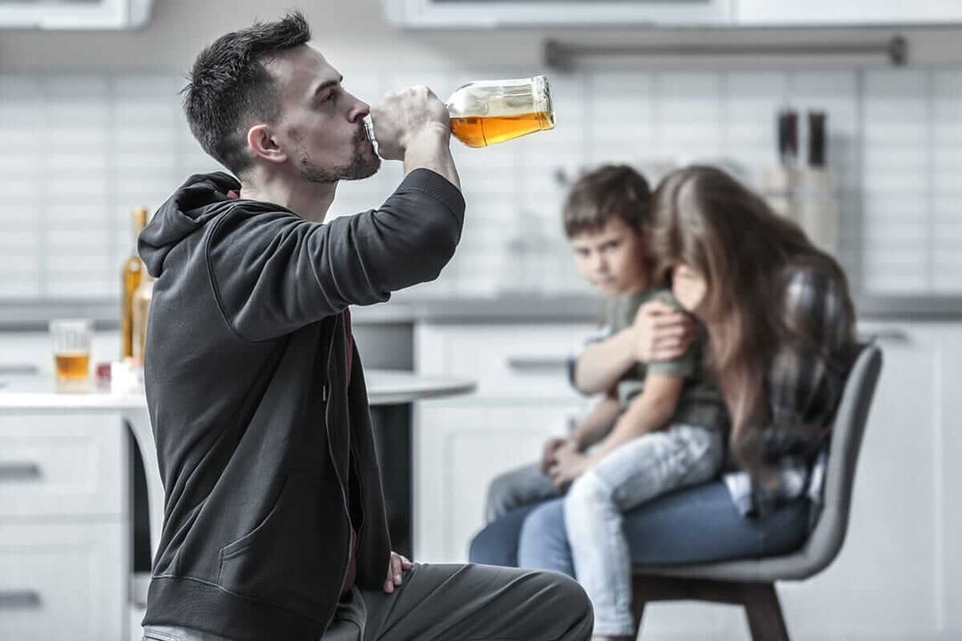 Mužský alkoholismus může zničit rodinu